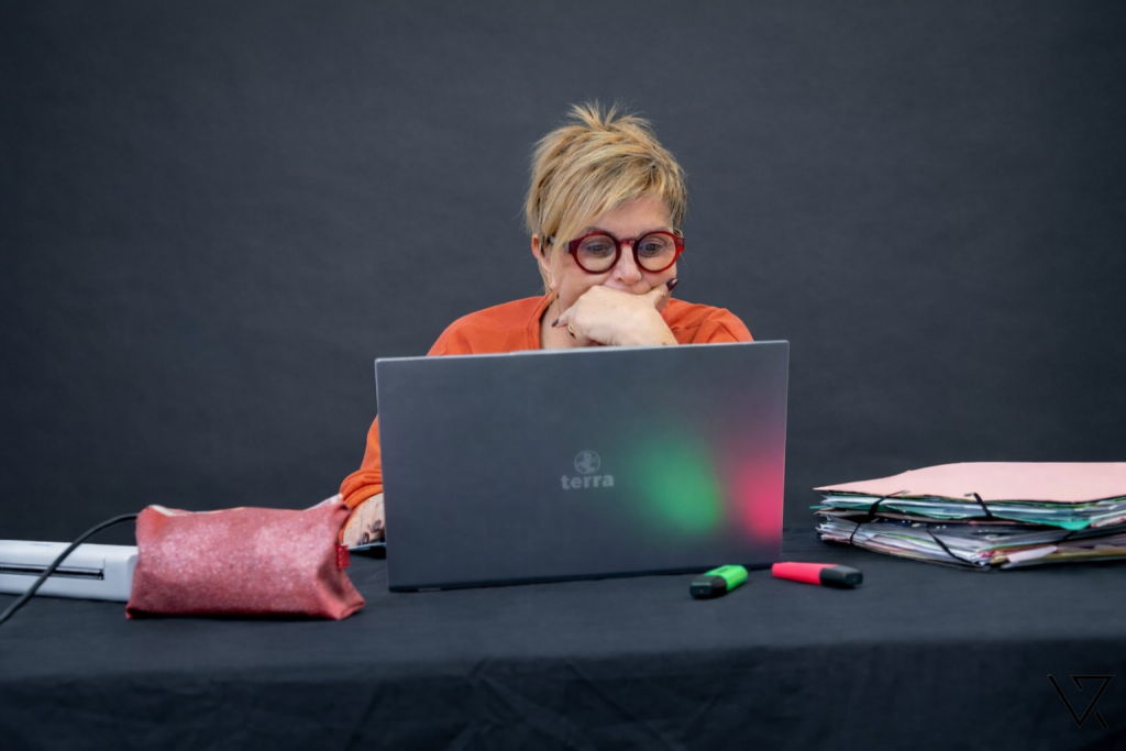 La secretaire indépendante en pleine réflexion chez un client sur le Var.